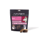 Schwarze wiederverschließbare Tüte von Nutriment Natural Treats ‚Gourmet-Burgers Wild‘ mit Husky-Porträt und gestapelten runden Hundeleckerli.