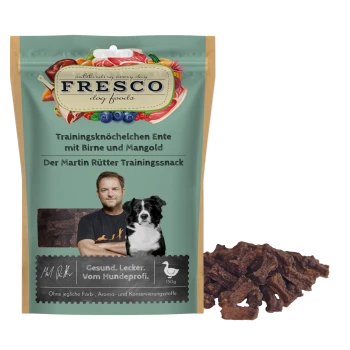 Opakowanie FRESCO: 'Trainingsknöchelchen Ente mit Birne und Mangold' — przysmak treningowy (kaczka z gruszką i boćwiną), 150 g, zdjęcie psa i suszone przysmaki.