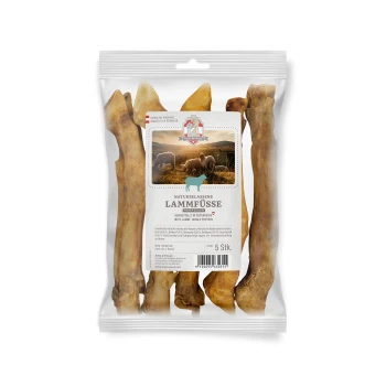 Fünf natürliche Lammknochen für Hunde, vor einem Schaf-Hintergrund. Text: "Naturbelassene Lammpfüsse" und "100% Lamm - Single Protein."
