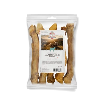 Pięć naturalnych kości jagnięcych dla psów, na tle owiec. Tekst: "Naturbelassene Lammpfüsse" i "100% Lamm - Single Protein."