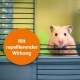 Nahaufnahme eines neugierigen goldenen Hamsters, der durch die Stäbe seines Käfigs schaut, mit einem orangefarbenen Kreisüberlagerung, der "Mit repellierender Wirkung" liest.