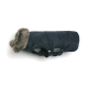Dunkelblauer gesteppter Hundemantel mit Kunstpelzbesatz an der Kapuze, Druckknöpfen und 'WOLTERS'-Label.