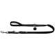Schwarze Hundeleine mit silbernen Clips und einem runden Anhänger, mit einem schlichten Design und weißen Nähten.