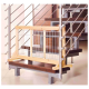 Holzhaustiergitter mit Metallstäben, positioniert am unteren Ende einer modernen Treppe, um Sicherheit für Haustiere zu bieten.