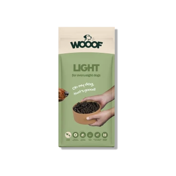 WOOOF Light Hundefutterbeutel für übergewichtige Hunde, Hände halten eine Schüssel Kibble, Hund schnüffelt, Text: ‚Oh my dog, that's gooood!‘