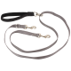 Schwarze und graue Hundeleine mit gepolstertem Griff und zwei Metallclips zum Befestigen an einem Halsband oder Geschirr.