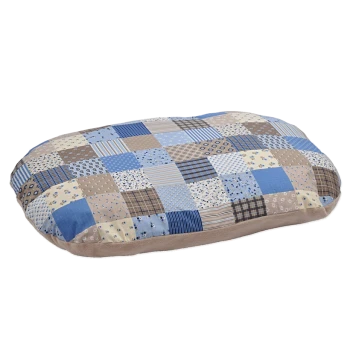 Een gezellig huisdierbed met een patchworkontwerp in tinten blauw en beige, met verschillende patronen en texturen.
