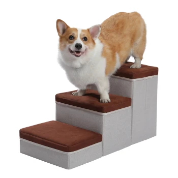 Faltbare Hundetreppe 3 Stufen klein braun Ein Corgi, der auf einer dreistufigen Haustiertreppe mit braunen Kissen steht, die dazu dient, Haustieren zu helfen, höhere Orte zu erreichen.