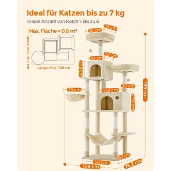 Ein gemütlicher Katzenbaum mit einer orangefarbenen getigerten Katze, die in einer plüschigen Hängematte entspannt, mit Abschnitten, die "Liegemulde", "7 Sisalstämme" und "Plüschbälle" beschriften.