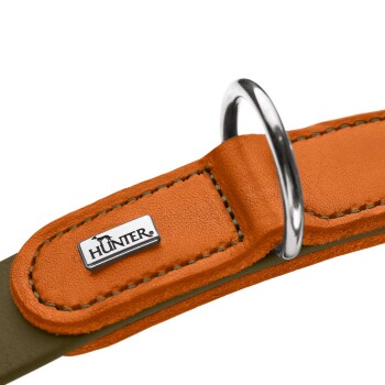 Nahaufnahme eines orangefarbenen Leder-Hundehalsbands mit Metall-D-Ring und silbernem Markenanhänger 'HUNTER'.