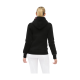 Eine Frau mit blonden Haaren im Pferdeschwanz ist von hinten zu sehen, trägt einen schwarzen Hoodie mit pinkem Akzent und weiße Hosen.