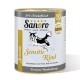 Dosen-Hundefutter mit der Bezeichnung "Sanoro Sensitiv Rind," mit einer schwarz-weißen Hundillustration, mit Zutaten aus Rindfleisch, Reis und Karotten.