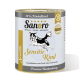 Dosen-Hundefutter mit der Bezeichnung "Sanoro Sensitiv Rind," mit einer schwarz-weißen Hundillustration, mit Zutaten aus Rindfleisch, Reis und Karotten.