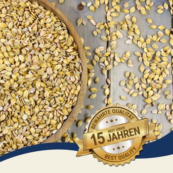 Eine Holzschüssel gefüllt mit goldenen Haferflocken, verstreute Hafer auf einer Holzoberfläche, mit einem Abzeichen, das 'Beste Qualität - 15 Jahre' liest.