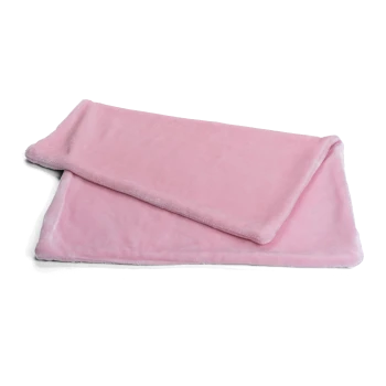Zwei weiche rosa Hundedecken übereinander gestapelt, die ihre plüschige Textur und gemütliche Erscheinung zeigen.
