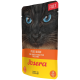 Ein Katzenfutterbeutel mit einer Nahaufnahme des Gesichts einer schwarzen Katze mit auffälligen blauen Augen, beschriftet mit "Josera Pures Huhn" und "Filet" in Rot und Orange.