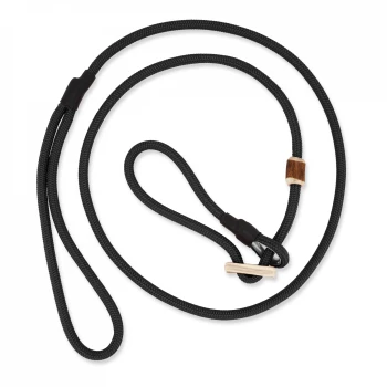 Schwarze geflochtene Nylon-Slip-Leine mit Holzperle und hellem Holzknopf, auf schwarzem Hintergrund aufgerollt