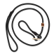Schwarze geflochtene Nylon-Slip-Leine mit Holzperle und hellem Holzknopf, auf schwarzem Hintergrund aufgerollt