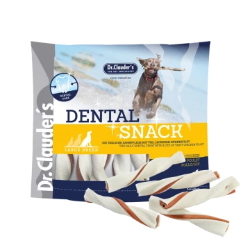 Dr. Clauder's Dental Snack für große Rassen, mit einem Hund mit einem Stock am Strand und hervorgehobenem Hühnergeschmack für Zahnpflege.