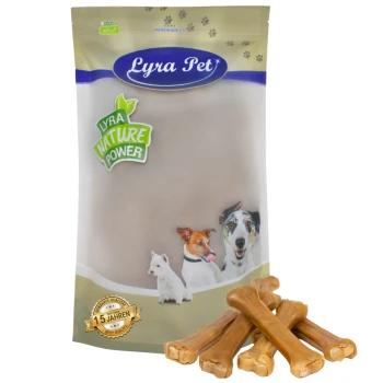 Verpackung von Lyra Pet Hundeleckerlis mit drei Hunden und einer Katze, mit dem Etikett "Lyra Nature Power" und dem Siegel "10 Jahren Best Quality".