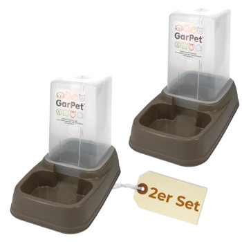 Paar brauner Tierfutterspender mit transparenten Behältern, beschriftet mit 'GarPet', und Anhänger mit der Aufschrift '2er Set'.