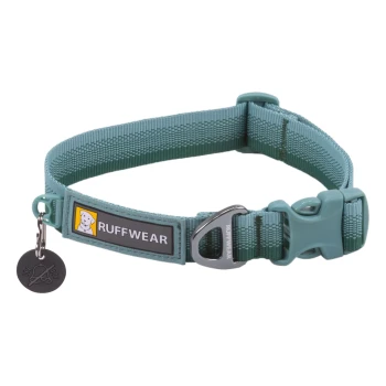 Ein türkisfarbener Hundehalsband von Ruffwear mit einer stabilen Schnalle, verstellbarem Riemen und einem Anhänger mit einem Glockensymbol.