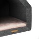 Ein gemütliches, graues Filzhaustierhaus mit einem weichen, hellrosa Innenkissen und einem kleinen Etikett, auf dem "rexproduct.com" steht.