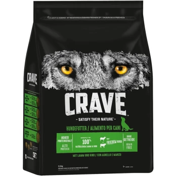 Schwarze Hundefuttertüte mit dem Gesicht eines Wolfes und gelben Augen, beschriftet mit "CRAVE - Satisfy Their Nature," hochprotein, getreidefrei, frisches Lamm und Rind.