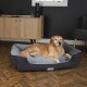 Ein Golden Retriever entspannt sich auf einem "Scruffs" Hundebett in einem modernen Wohnzimmer mit Holzböden und stilvollen Möbeln.
