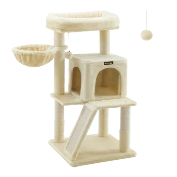 Cremefarbener Katzenbaum mit mehreren Ebenen, einer gemütlichen Hängematte, Kratzpfosten und hängenden Spielzeugen.