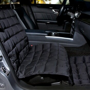 Schwarze gesteppte Autositzbezug für Haustiere, der den Beifahrersitz und den Boden im Auto schützt.