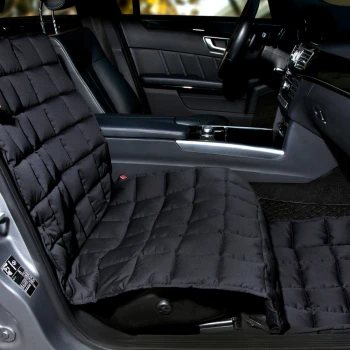 Schwarze gesteppte Autositzbezug für Haustiere, der den Beifahrersitz und den Boden im Auto schützt.