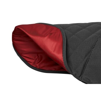 Nahaufnahme einer Haustierdecke mit einem gesteppten schwarzen Außenmaterial und einem glatten roten Innenmaterial, das ihr gemütliches Design zeigt.