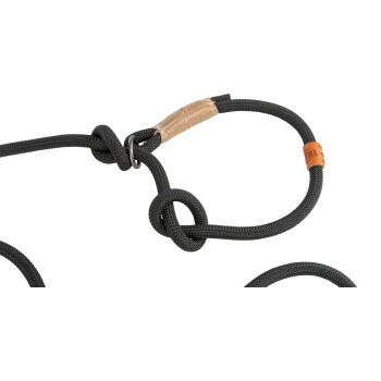 Czarna pleciona smycz dla psa z węzłem i metalowym pierścieniem, z brązowym skórzanym akcentem z nazwą marki.