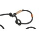 Czarna pleciona smycz dla psa z węzłem i metalowym pierścieniem, z brązowym skórzanym akcentem z nazwą marki.