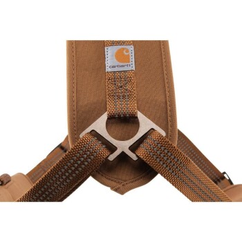 Nahaufnahme eines braunen Haustiergeschirrs mit einem Carhartt-Logo, stabilen Riemen und einer Metall-Schnalle für sicheren Halt.