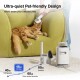 Orangefarbene Katze döst auf einem grünen Sofa und wird mit einem ultra-leisen Staubsauger gepflegt; Text Ultra-quiet Pet-friendly Design.