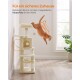 Eine verspielte orangefarbene Katze springt von einem beigen Katzenbaum mit mehreren Ebenen und einem baumelnden Spielzeug, begleitet von deutschen Sicherheitsanweisungen.