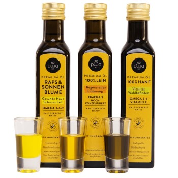 Drei Flaschen hochwertiger Haustieröle mit den Etiketten 'Raps & Sonnenblume', '100% Lein' und '100% Hanf', mit kleinen Gläsern Öl davor.