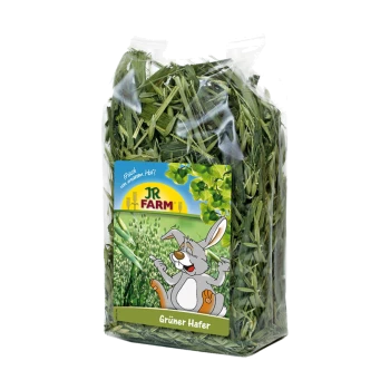 Eine durchsichtige Plastiktüte gefüllt mit grünem Haferheu, mit einem bunten Etikett mit einem Cartoon-Hasen und dem Text "JR FARM Grüner Hafer."