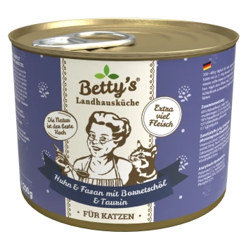 Eine Dose Betty's Landhausküche Katzenfutter mit einer Frau, die kocht, einer Katze und dem Text: "Huhn & Fasan mit Borretschöl & Taurin," "Extra viel Fleisch."