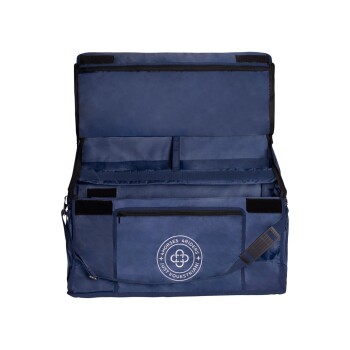 Marineblaue Reitertasche mit mehreren Fächern, mit dem Logo "4 Horses 4 Riders Just Equestrian" auf der vorderen Tasche.