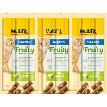 Drei Pakete MultiFit Fruity Meat Sticks für Katzen, mit einer orange Katze und 91% Fleisch mit Huhn- und Apfelgeschmack.