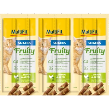 Drei Pakete MultiFit Fruity Meat Sticks für Katzen, mit einer orange Katze und 91% Fleisch mit Huhn- und Apfelgeschmack.