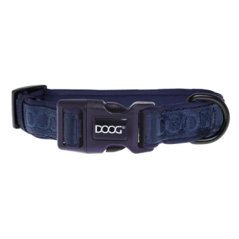 Marineblaues Hundehalsband mit einer Kunststoffschnalle, die das DOOG-Logo trägt, entworfen für die Sicherheit und den Komfort von Haustieren.