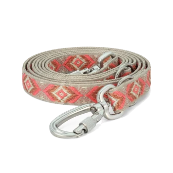 Stylische Haustierleine mit einem gewebten Design in Beige und Koralle, mit einem stabilen Metallclip zur Befestigung.
