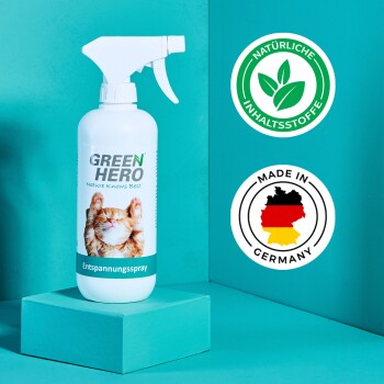 Eine Flasche GREEN HERO Entspannungsspray für Haustiere, mit einer schlafenden Katze, "Nature Knows Best" und "Made in Germany" Logos.