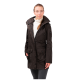 Eine Frau trägt eine stilvolle schwarze wasserdichte Jacke mit Kapuze und steht selbstbewusst mit den Händen in den Taschen.