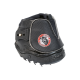 Schwarzer Haustierstiefel mit strukturierter Oberfläche, mit einem roten und weißen Logo-Patch, entworfen für Schutz und Traktion.