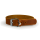 Ein braunes Leder-Hundehalsband mit einer silbernen Schnalle und Einstelllöchern, auf einem weißen Hintergrund präsentiert.